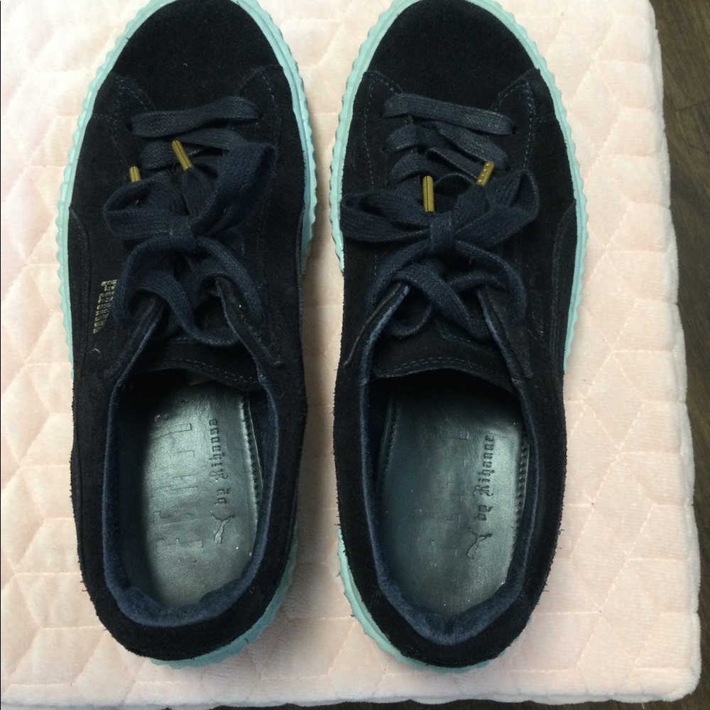 PUMA size 8 suede Blue sneakers